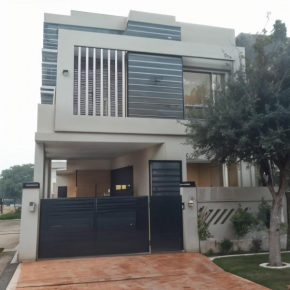 King Villa's DHA -3 Bedrooms Home Near Airport & Raya